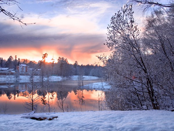 winter pond, берег, горизонт, деревья, домики, зима, лес, небо, облака, пейзаж, пруд, сияние, снег, холод