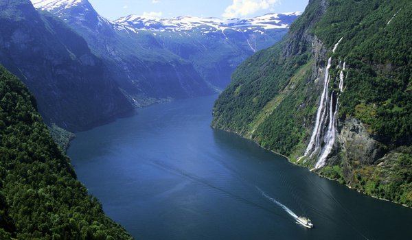 Обои на рабочий стол: водопад, горы, катер, лес, норвегия, снег, фьорд