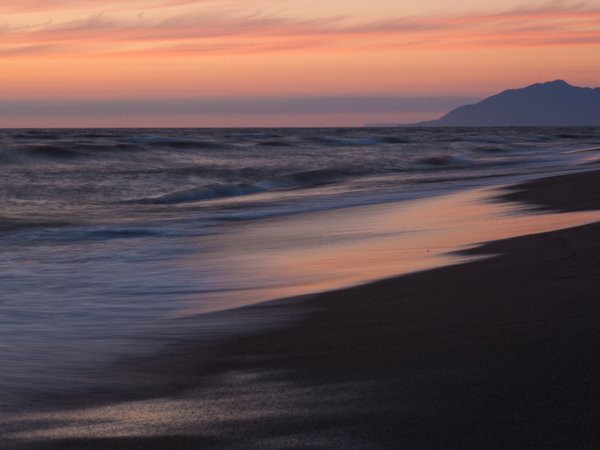берег, вечер, вода, волны, гора, закат, море, небо, облака, песок, пляж, природа, розовое, спокойствие, тишина