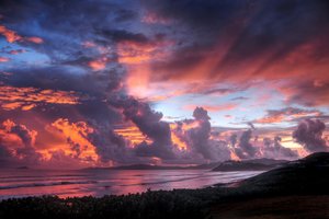 Обои на рабочий стол: берег, закат, краски, море, небо, облака
