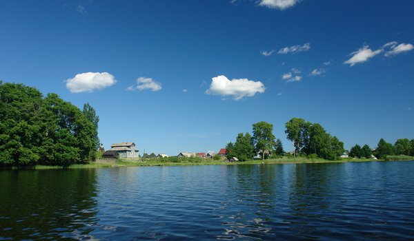 Обои на рабочий стол: вода, деревня, зелень