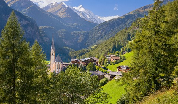 Обои на рабочий стол: Austria, Heiligenblut Village, австрия, горы, деревня, деревья, дома, склон, церковь