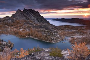 Обои на рабочий стол: Prusik Peak, горы, деревья, закат, озёра, природа