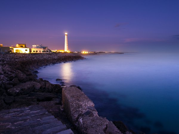 берег, вечер, камни, маяк, море, океан, свет, синий, сиреневый, ступеньки