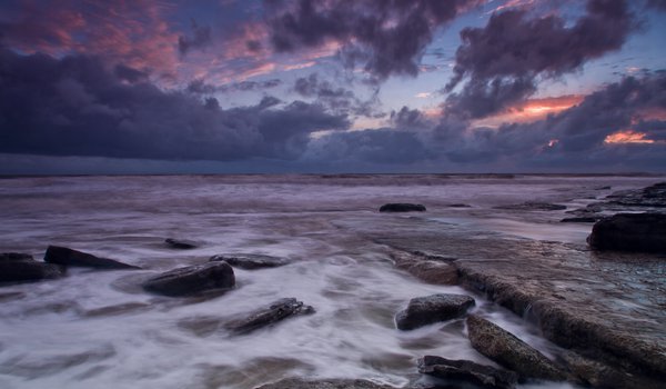 Обои на рабочий стол: берег, великобритания, вечер, закат, камни, море, небо, облака, тучи, Уэльс
