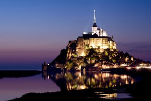 Обои на рабочий стол: castle, france, island, Mont Saint-Michel, normandy, вечер, вода, гора Архангела Михаила, замок, крепость, Мон-Сен-Мишель, небо, нормандия, огни, остров, отражение, подсветка, синее, сиреневый, франция