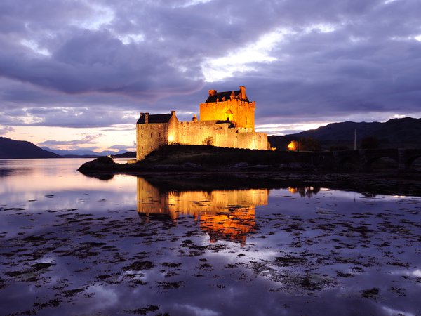 great britain, scotland, великобритания, вечер, вода, замок, крепость, мост, небо, отражение, подсветка, пруд, сиреневый, тучи, шотландия