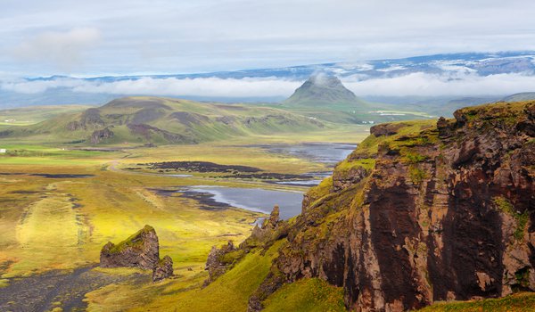 Обои на рабочий стол: горы, исландия, небо, облака, скалы, склоны, трава, цветы