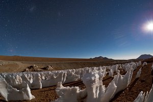 Обои на рабочий стол: звезды, луна, Магеллановы облака, пенитенты, плато, Чахнантор