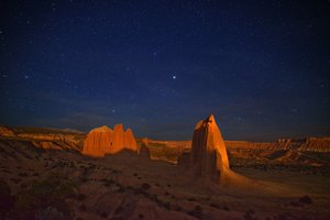 Обои на рабочий стол: звездное небо, каньон, ночь, пустыня, скалы
