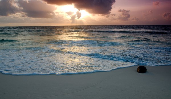 Обои на рабочий стол: вода, камень, лучи солнца, море, небо, облака, пена, песок, пляж