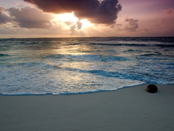 вода, камень, лучи солнца, море, небо, облака, пена, песок, пляж