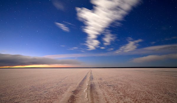 Обои на рабочий стол: аргентина, вечер, горизонт, дорога, закат, звезды, облака, пустыня, размытость, соль