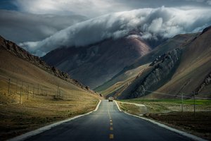Обои на рабочий стол: горы, дорога, машина, облака, тибет, тучи