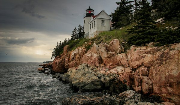 Обои на рабочий стол: Bass Harbor Lighthouse, Bernard, Maine, united states, залив Атлантического океана, маяк, Мэн, небо, после дождя, серое, скалы, сша, штат