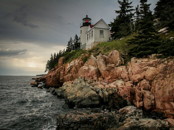 Bass Harbor Lighthouse, Bernard, Maine, united states, залив Атлантического океана, маяк, Мэн, небо, после дождя, серое, скалы, сша, штат