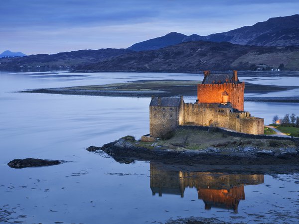 great britain, scotland, великобритания, вечер, горы, замок, крепость, небо, озеро, отражение, подсветка, синее, шотландия