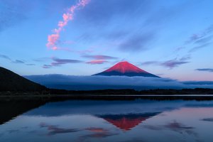 Обои на рабочий стол: вечер, гора, небо, облака, озеро, отражение, фудзияма, япония