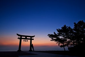 Обои на рабочий стол: архитектура, вечер, деревья, закат, небо, оранжевый, силуэт, синее, тории, человек, япония