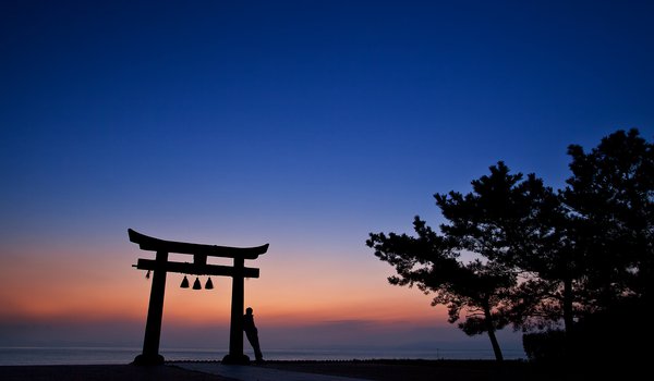 Обои на рабочий стол: архитектура, вечер, деревья, закат, небо, оранжевый, силуэт, синее, тории, человек, япония