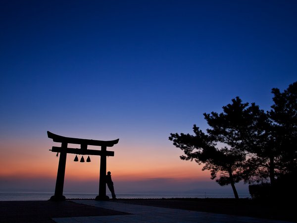 архитектура, вечер, деревья, закат, небо, оранжевый, силуэт, синее, тории, человек, япония