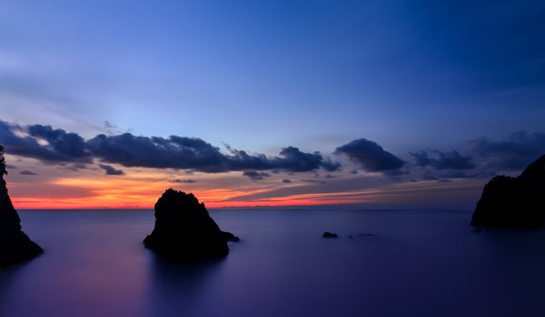 Обои на рабочий стол: берег, вечер, закат, небо, облака, океан, оранжевый, остров, префектура Сидзуока, синее, скалы, штиль, япония