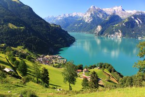 Обои на рабочий стол: Morschach, scenery, Shwyz, switzerland, городок, горы, дома., лес, озеро, пейзаж, скалы, снег, швейцария