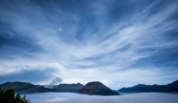 Обои на рабочий стол: вулкан, звезды, Индонезия, море, небо, ночь, облака, остров, Ява
