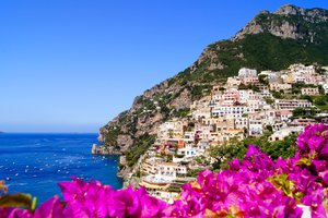 Обои на рабочий стол: Amalfi, italy, Амальфи, город, дома, италия, побережье, природа, скалы, цветы