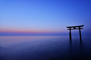 Обои на рабочий стол: вечер, горизонт, закат, море, небо, океан, синева, тории, штиль, япония