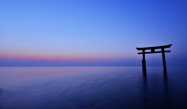Обои на рабочий стол: вечер, горизонт, закат, море, небо, океан, синева, тории, штиль, япония