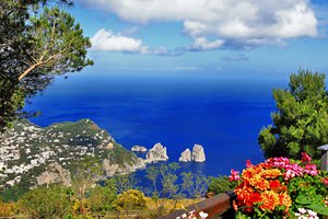 Обои на рабочий стол: Anacapri, Capri, italy, Provincia di Napoli, Анакапри, город, горы, деревья, зелень, италия, Капри, море, Неаполь, небо, остров, пейзаж, природа, провинция, скалы, Тирренское, цветы