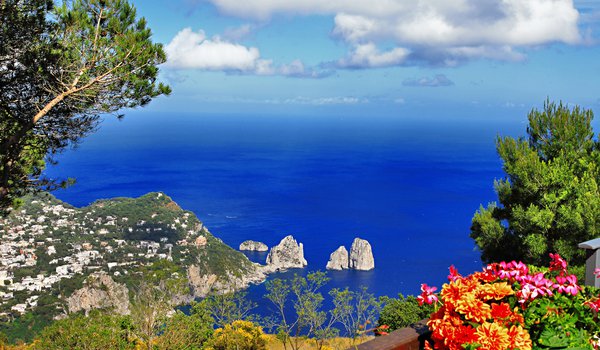 Обои на рабочий стол: Anacapri, Capri, italy, Provincia di Napoli, Анакапри, город, горы, деревья, зелень, италия, Капри, море, Неаполь, небо, остров, пейзаж, природа, провинция, скалы, Тирренское, цветы
