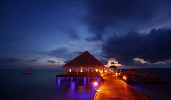 Обои на рабочий стол: beach, bungalow, maldives, night lights, ocean, sea, sunset, tropical, бунгало, мальдивы, океан, пирс
