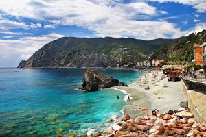 Обои на рабочий стол: Cinque Terre, italy, Monterosso al Mare, горы, дома, италия, Монтероссо-аль-Маре, море, пейзаж, пляж, побережье, природа, скалы, Чинкве-Терре