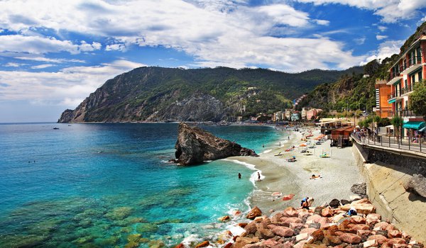 Обои на рабочий стол: Cinque Terre, italy, Monterosso al Mare, горы, дома, италия, Монтероссо-аль-Маре, море, пейзаж, пляж, побережье, природа, скалы, Чинкве-Терре