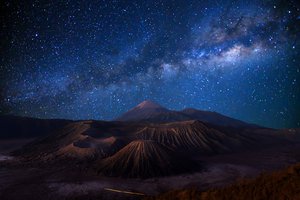 Обои на рабочий стол: Бромо, вулкан, звезды, Индонезия, млечный путь, небо, ночь, остров, синее, Ява