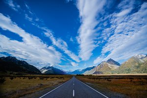 Обои на рабочий стол: голубое, горы, дорога, небо, новая зеландия, облака, синее, трасса, шоссе