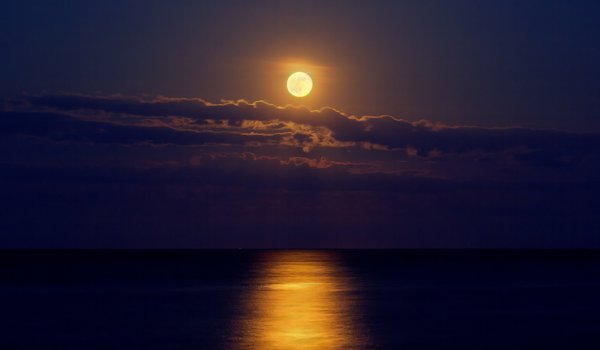 Обои на рабочий стол: луна, лунная  дорога, море, ночь, облака