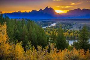 Обои на рабочий стол: Grand Tetons, Snake River View, горы, закат, лес, осень, река, солнце, сша