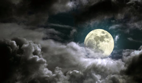Обои на рабочий стол: cloudy night, full moon, moonlight, sky, лунный свет, небо, облачно ночь, полная луна