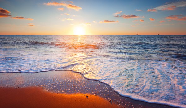 Обои на рабочий стол: beach, beautiful sunset scene, clouds, landscape, nature, sand, sea, sky, Красивый закат сцены, море, небо, облака, пейзаж, песок, пляж, природа
