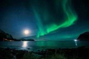 Обои на рабочий стол: залив, исландия, луна, ночь, северное сияние