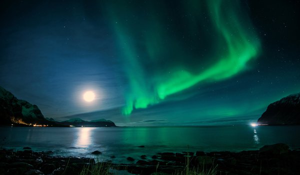 Обои на рабочий стол: залив, исландия, луна, ночь, северное сияние