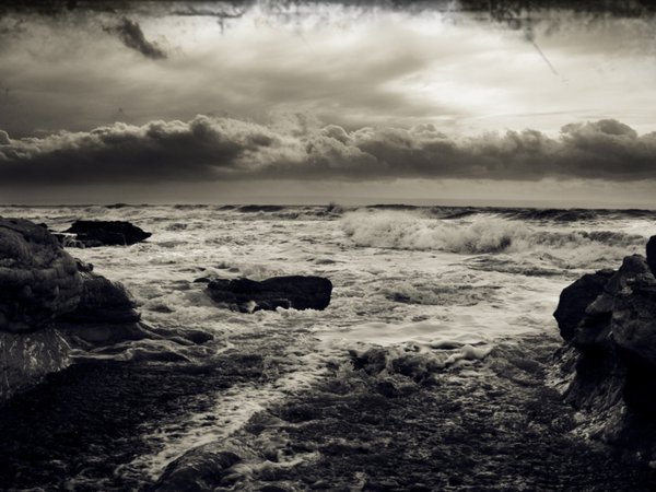 ветер, волны, камни, морская, пейзаж. море, пена, природа, тучи, чёрн-белое, шторм