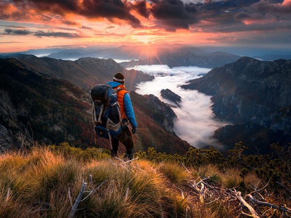 Adnan Bubalo, горы, лучи, мужчина, небо, парень, пейзаж, природа, травы, туман, турист, тучи