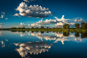Обои на рабочий стол: Caprivi Strip, Namibia, Okavango River, африка, деревья, Намибия, облака, отражение, Полоса Каприви, река, Река Окаванго