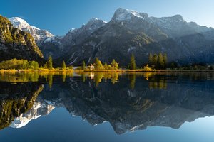 Обои на рабочий стол: Almsee, alps, Austria, Lake Alm, австрия, Альпы, горы, деревья, озеро, Озеро Альм, Озеро Альмзе, отражение