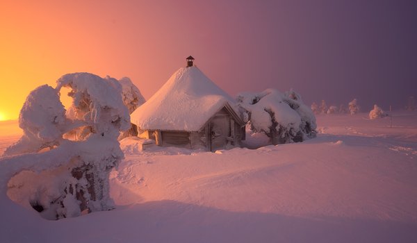 Обои на рабочий стол: Андрей Базанов, деревья, домик, зима, Лапландия, пейзаж, природа, снег, сумерки