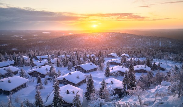 Обои на рабочий стол: Андрей Базанов, деревня, дома, Заполярье, зима, Лапландия, леса, пейзаж, природа, снег, утро